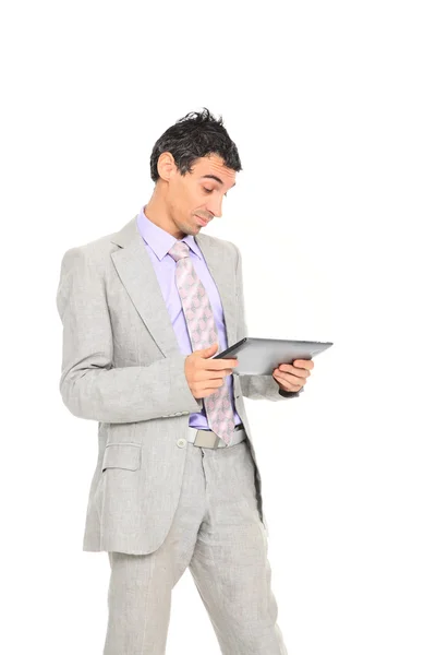 Fiatal üzleti ember állandó használ egy tabletta — Stock Fotó
