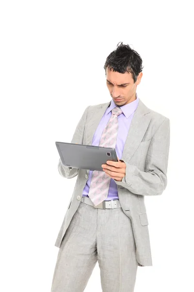 Молодий бізнесмен стоїть за допомогою планшета — стокове фото