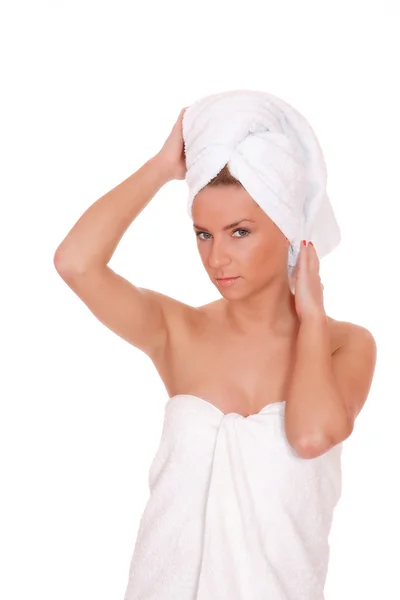 Όμορφη νεαρή γυναίκα σε πετσέτα — Φωτογραφία Αρχείου