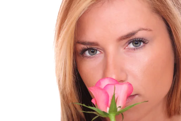 Студийный портрет чувственной красивой женщины с розой — стоковое фото