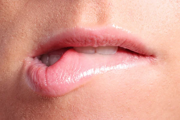 Fiatal nő rózsaszín ajka — Stock Fotó