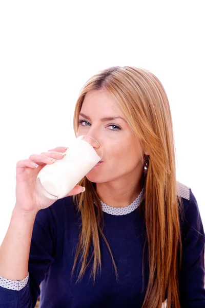 Portret blondynka picia mleka — Zdjęcie stockowe