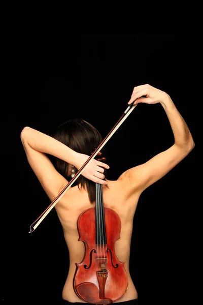 持有一把小提琴在黑色背景的女人. — 图库照片