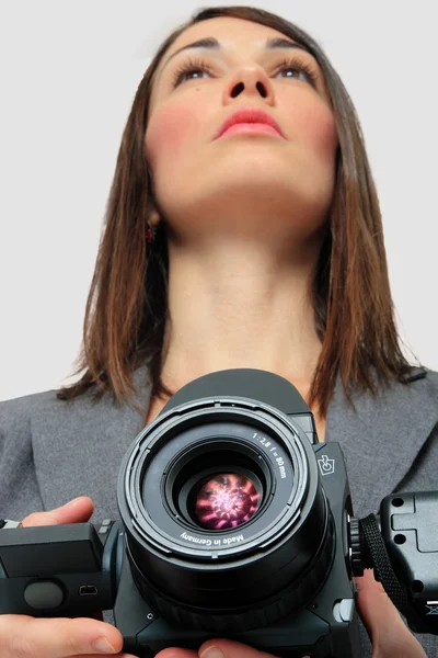 Mulher com câmera de formato médio — Fotografia de Stock