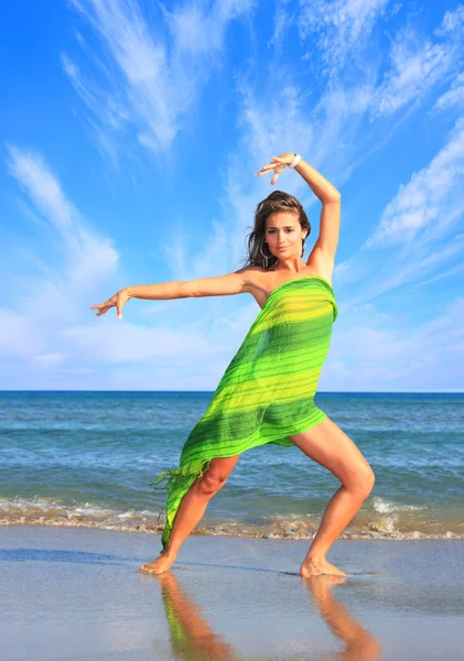 Mooie vrouw op het strand — Stockfoto