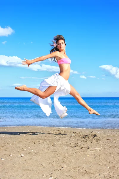 女人在海滩上跳 — 图库照片