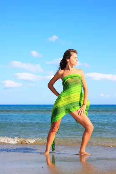 Gelukkige vrouw met sarong — Stockfoto
