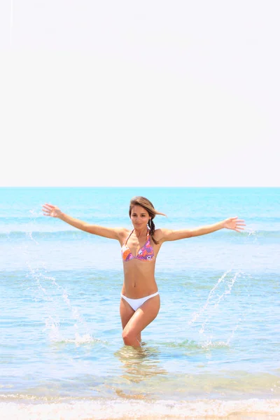 Vackra unga latino kvinna stående på stranden — Stockfoto