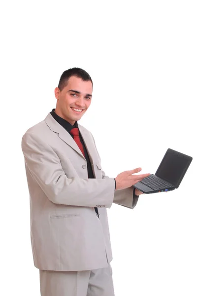 ノート パソコンで立っているビジネス男 — ストック写真