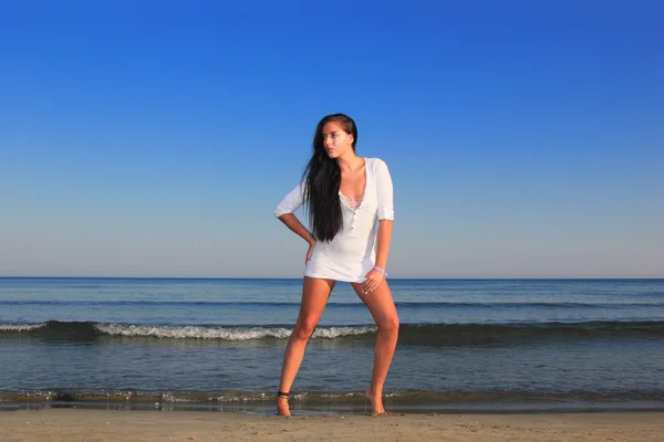 Chica atractiva en la playa — Foto de Stock