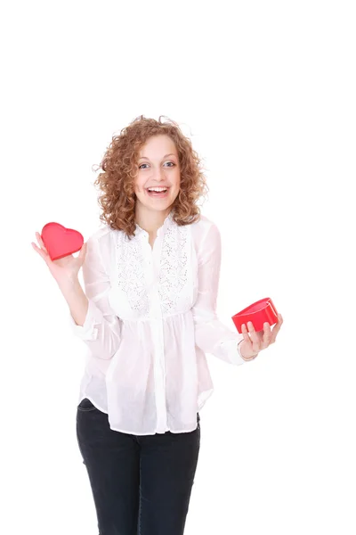 Kvinna med hjärtat gåva i hennes händer — Stockfoto
