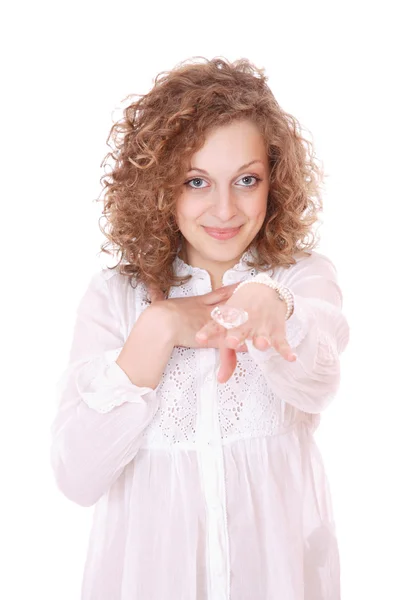 Krásná mladá žena držící diamant — Stock fotografie