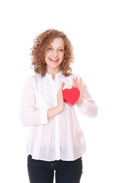 Frau mit einem Herzgeschenk in der Hand — Stockfoto
