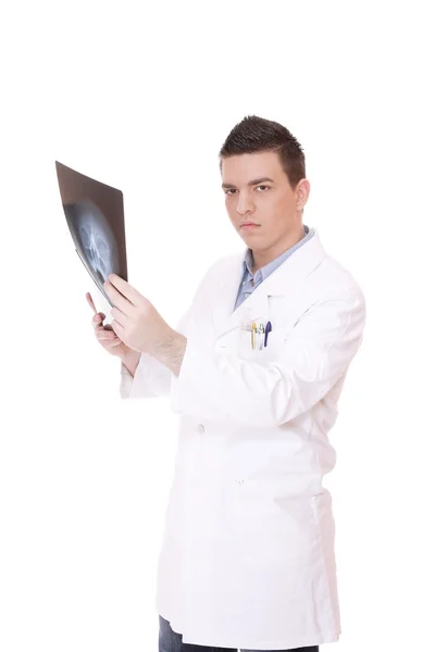 Kaukasische Mitte erwachsener männlicher Arzt hält Röntgenbilder hoch. — Stockfoto