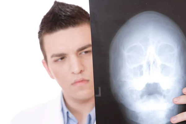 Kaukasische Mitte erwachsener männlicher Arzt hält Röntgenbilder hoch. — Stockfoto