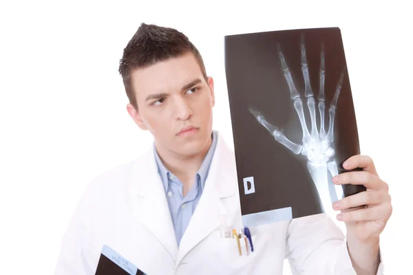 Caucasiano médio adulto masculino médico segurando raios X . — Fotografia de Stock