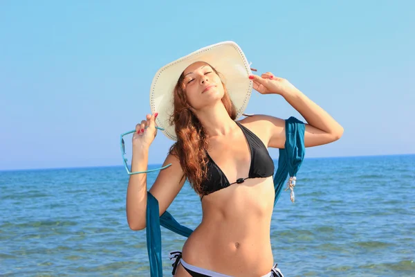 Приваблива дівчина на пляжі — стокове фото