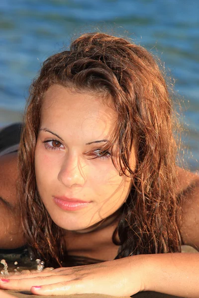 ビーチでの魅力的な女の子 — ストック写真