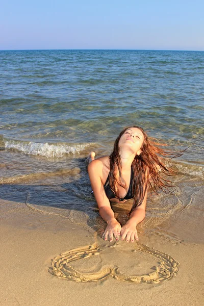 Menina atraente na praia — Fotografia de Stock