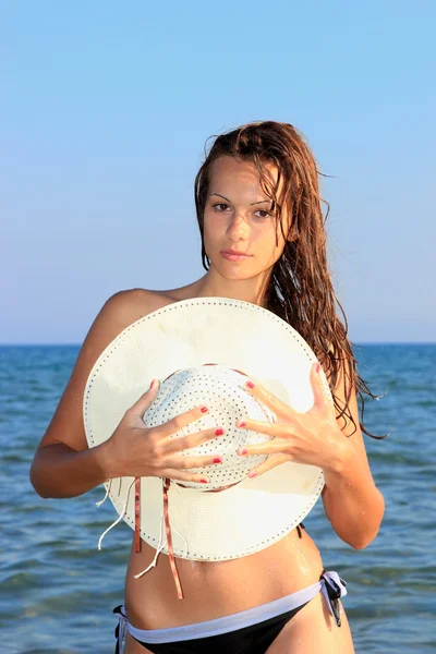 ビーチでの魅力的な女の子 — ストック写真