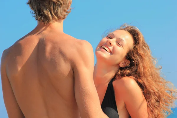 Portrét šťastný pár na pláži — Stock fotografie