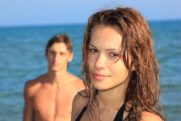 Porträtt av lyckliga par på stranden — Stockfoto