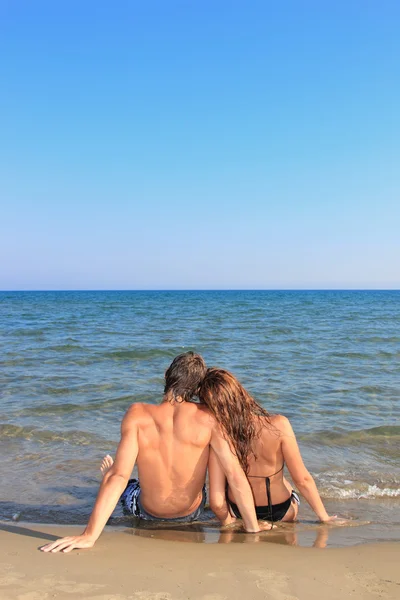 Portret szczęśliwa para na plaży — Zdjęcie stockowe