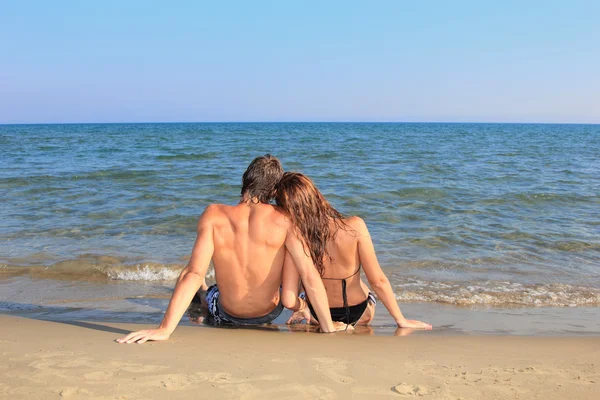 Porträtt av lyckliga par på stranden — Stockfoto