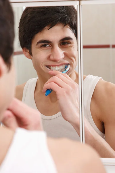 Ung man borsta hans tänder — Stockfoto