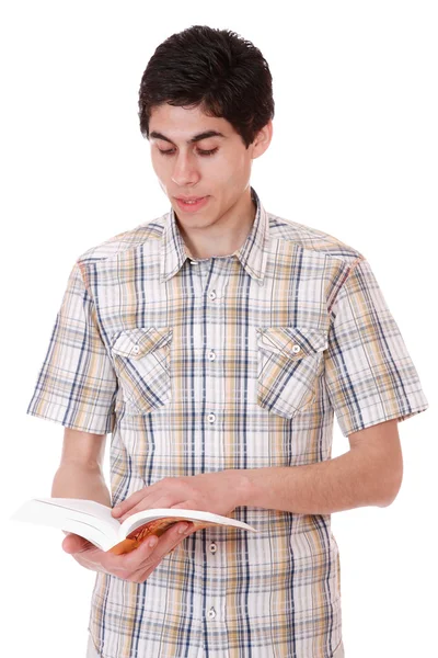 一个英俊的年轻人在看书 — 图库照片