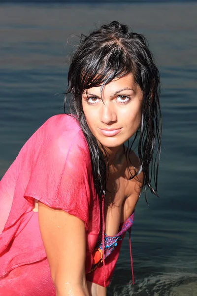 Schöne Frau am Strand — Stockfoto