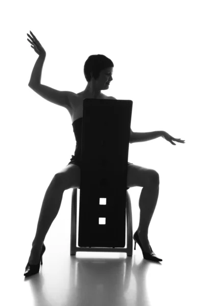 Młoda kobieta siedząca na krześle — Zdjęcie stockowe