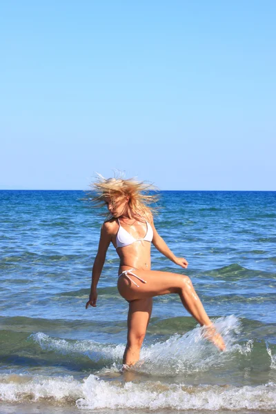 Mulher se divertindo no mar — Fotografia de Stock
