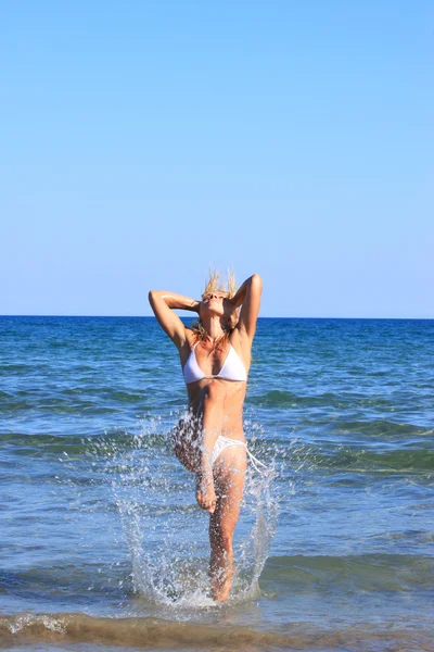 Mujer divirtiéndose en el mar —  Fotos de Stock