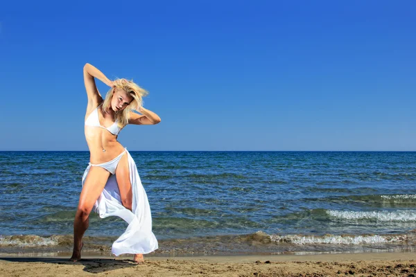 Jonge model op het strand — Stockfoto