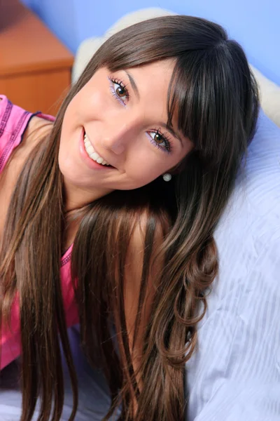 Krásný a přirozený mladá dívka na posteli — Stock fotografie