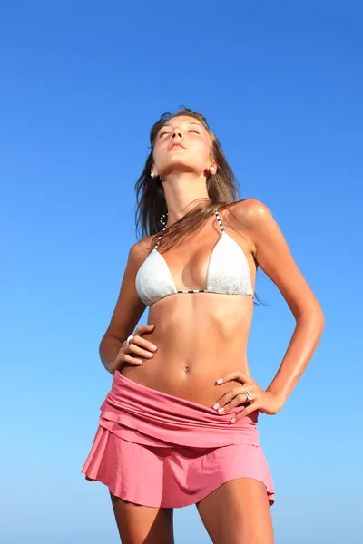 Joven hermosa mujer posando en la playa — Foto de Stock