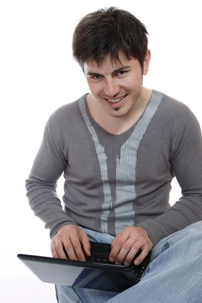 Hombre joven usando el ordenador portátil — Foto de Stock