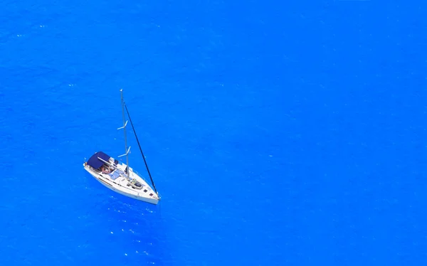 Boat in deep blue water — Stock Photo, Image