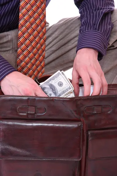 L'argent dans les mains d'un homme d'affaires — Photo