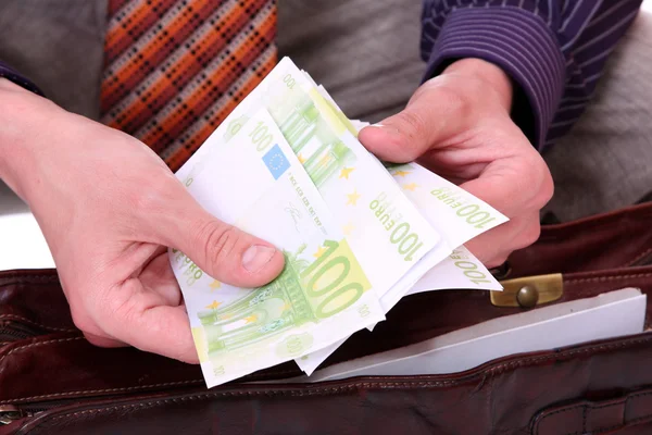 El hombre está pagando con billetes en euros — Foto de Stock