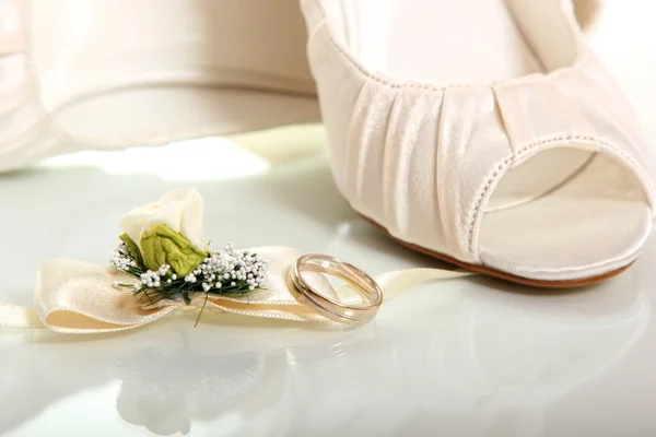 Elegante Zusammensetzung der Hochzeitsschuhe — Stockfoto