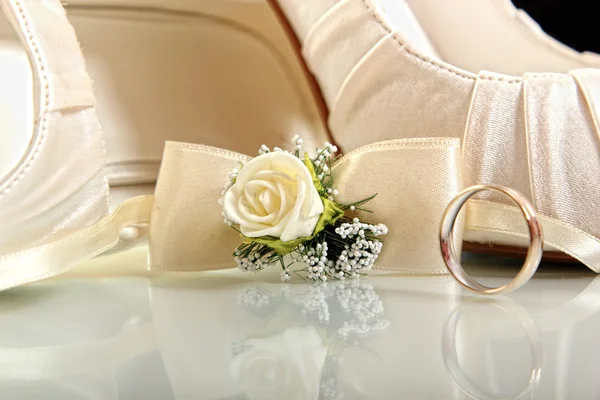 Elegante Zusammensetzung der Hochzeitsschuhe — Stockfoto