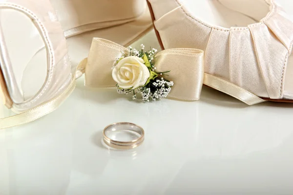 Elegante composizione di scarpe da sposa — Foto Stock