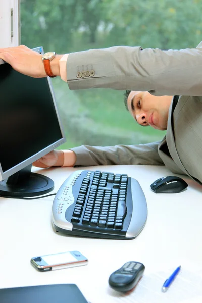Człowiek biznesu ustalania jego komputera — Zdjęcie stockowe