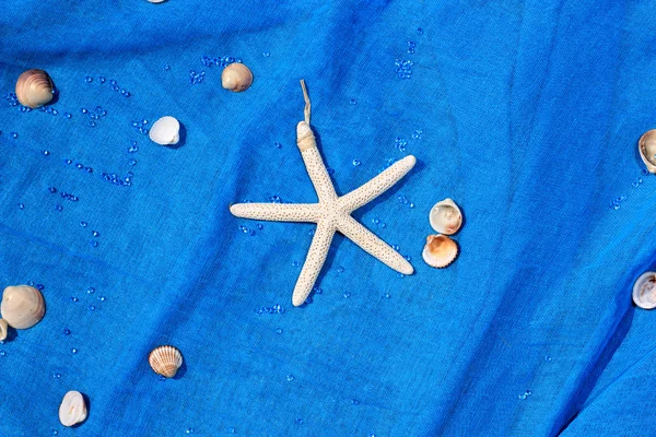 Estrella de mar sobre tela azul — Foto de Stock