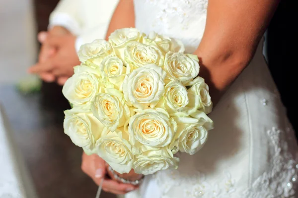 Bouquet in the hands of the bride — Stock Photo, Image