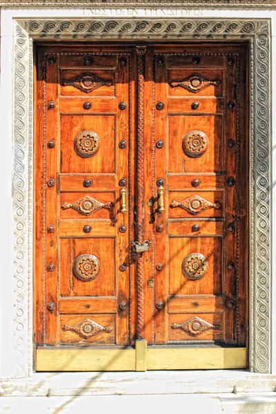 Een oude deur in een oud gebouw — Stockfoto