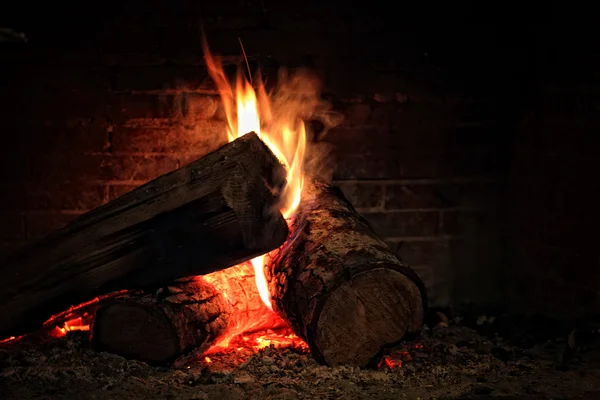 Brûlage dans une cheminée ouverte — Photo