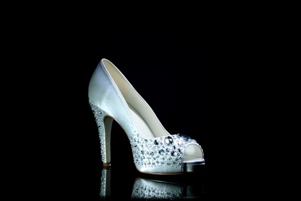 Svatební boty na černém pozadí — Stock fotografie